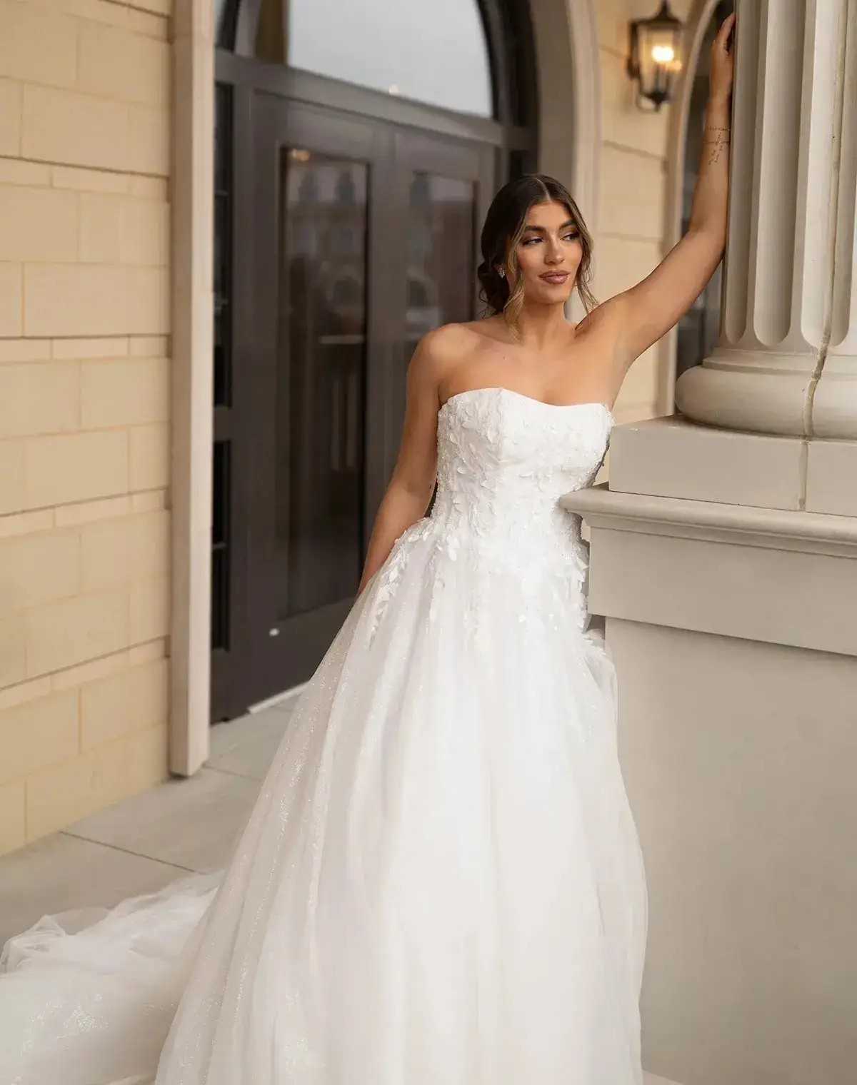 Discover the Hot New Trend: Basque Waist Wedding Dresses Image