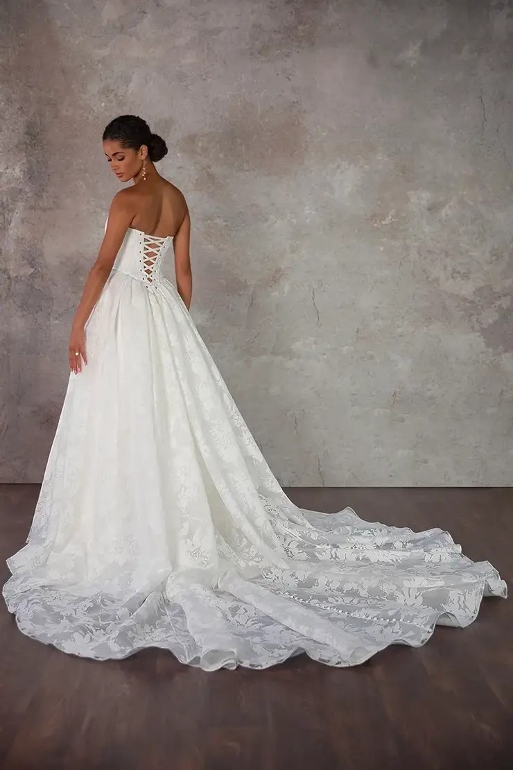 Tulle, Organza, and Chiffon: Fabrics for Romantic Brides Image